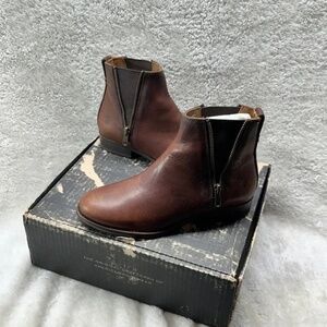 Frye Carly Zip Chelsea bootie in Cognac Brown. Size 6B